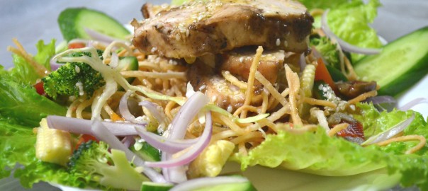 Chicken and fried noodles salad